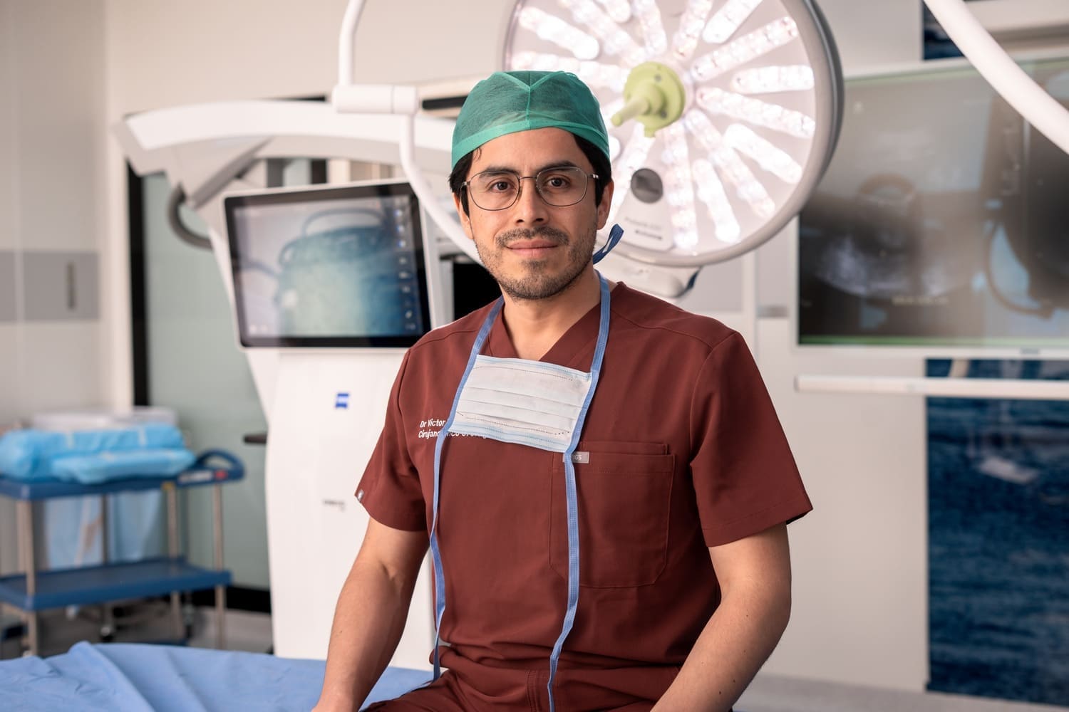 Dr. Víctor Manuel Ríos Dávila en el quirófano con gorro quirúrgico