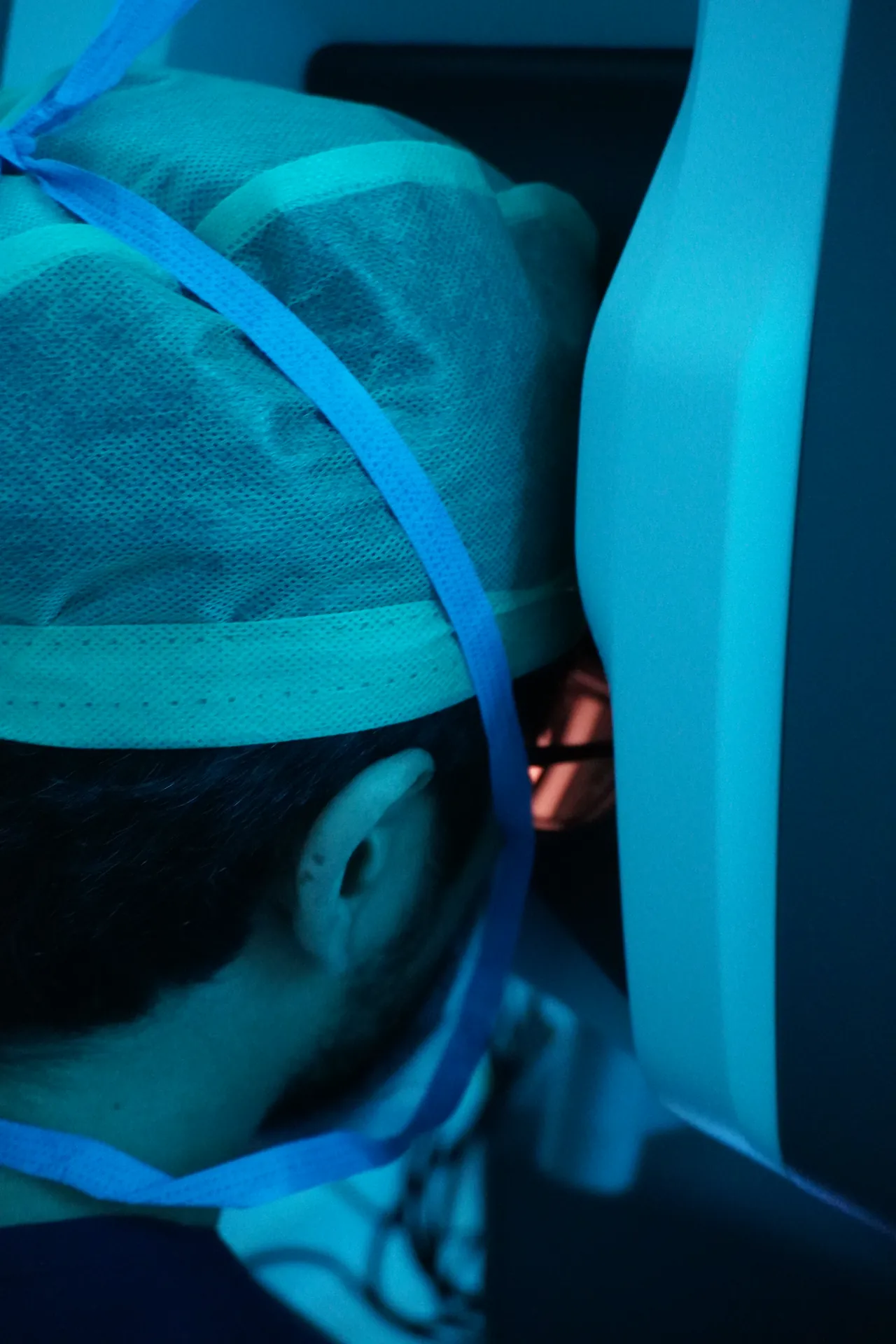 Detalle del visor de la consola Da Vinci durante una cirugía robótica