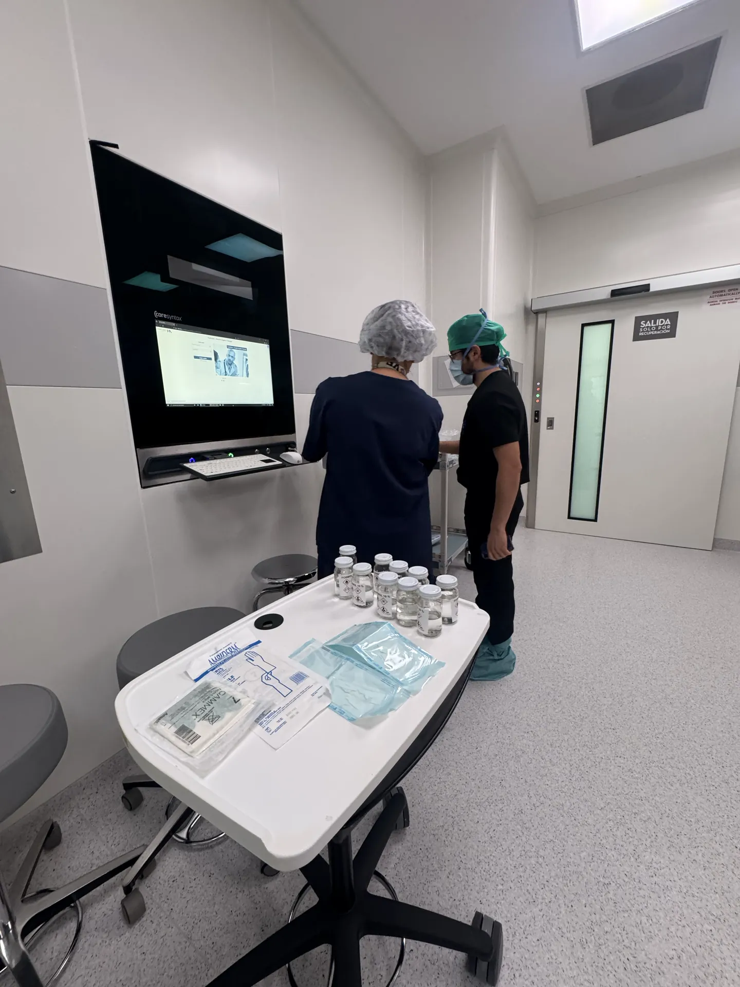 Personal médico en la sala de procedimientos para la biopsia de próstata